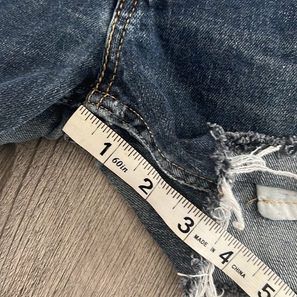 Levi’s cut off shorts. Waist size 30 for more like a 4-6 - Picture 5 of 6